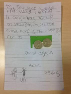 Пятилетняя девочка вернула деньги магазину за разбитую ёлочную игрушку
